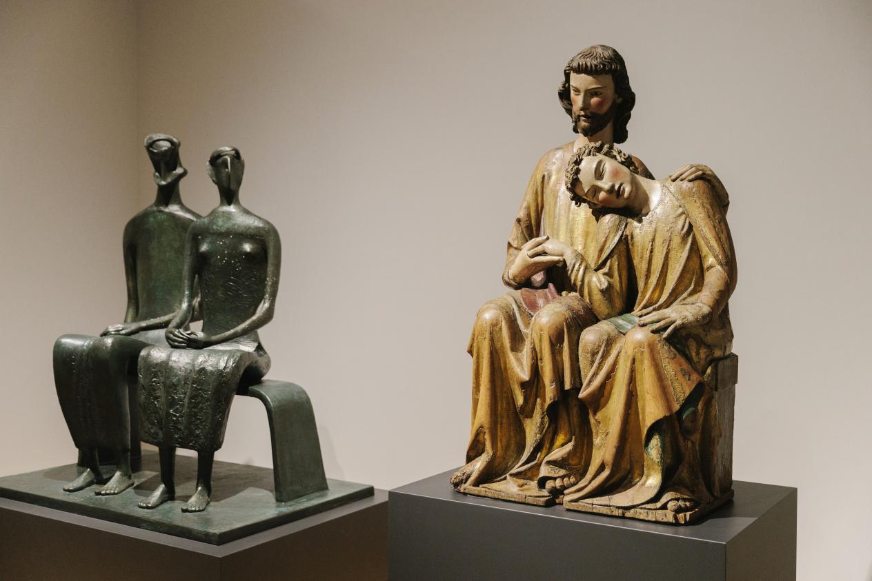 Christus Johannesgroep in expo Zeldzaam & Onmisbaar in het MAS naast de koning en koningin van Henry Moore