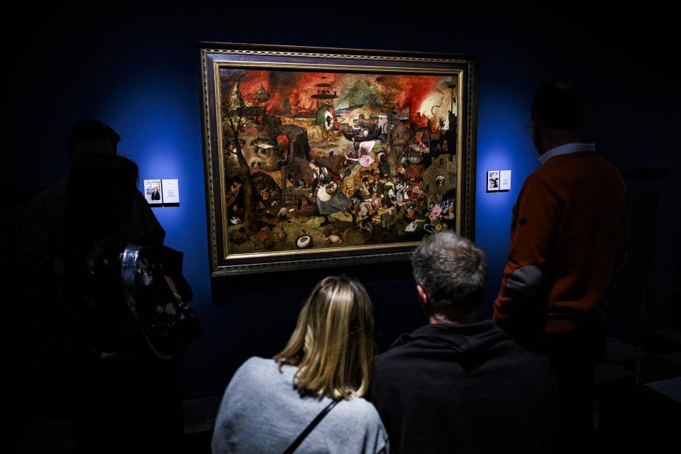Bezoekers kijken naar het schilderij Dulle Griet van Pieter Bruegel de Oude.