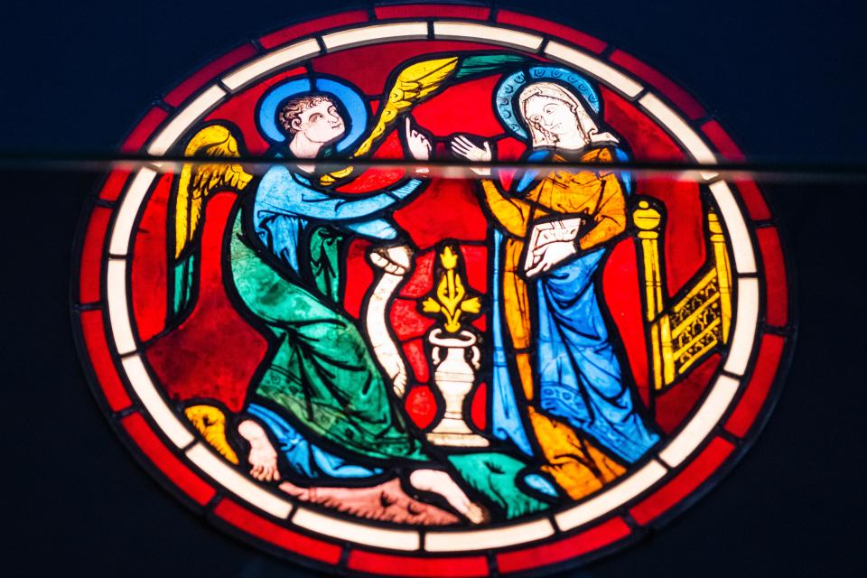 Een glasraam dat de annunciatie voorstelt.