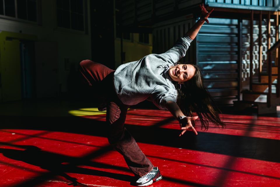 Camine Van Hoof doet een breakpose.