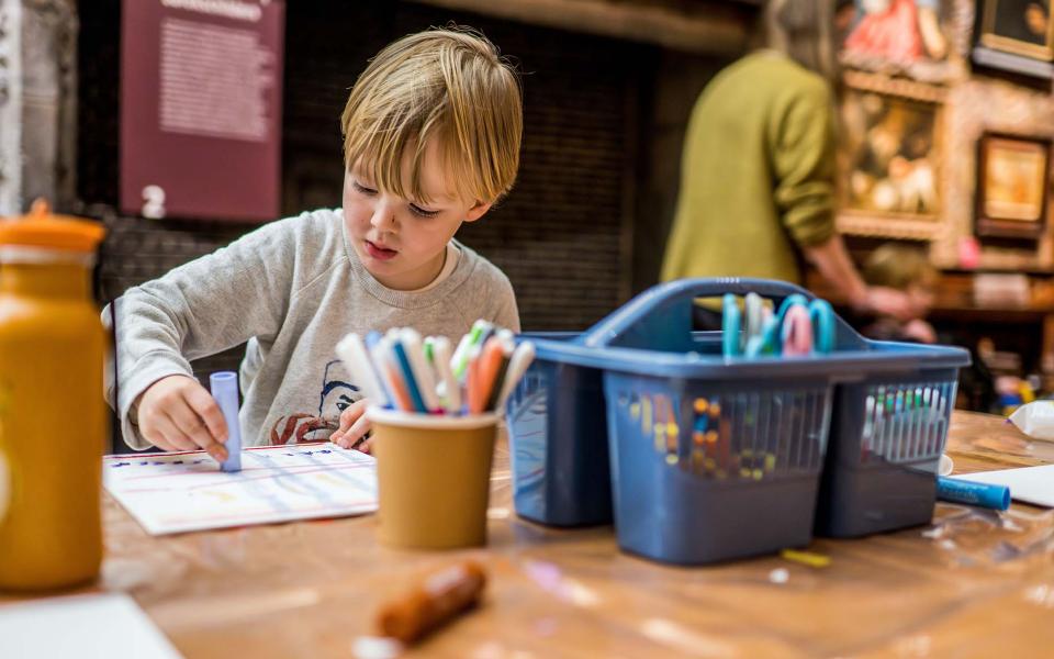 kind aan de slag tijdens een van onze workshops