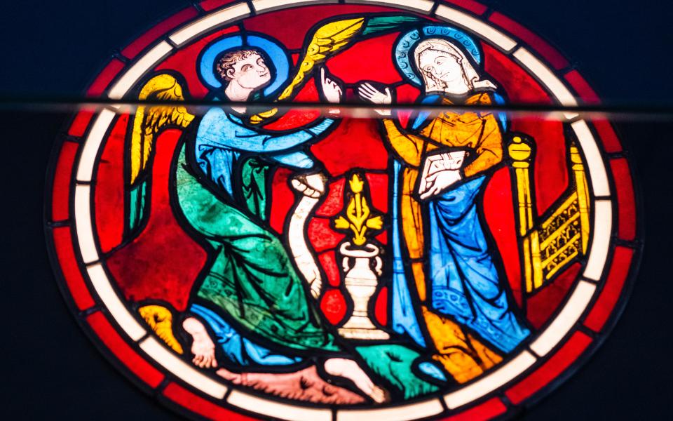 Een glasraam dat de annunciatie voorstelt.