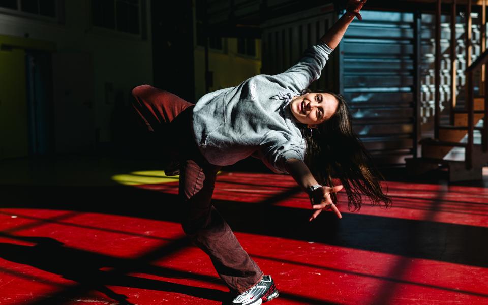 Camine Van Hoof doet een breakpose.