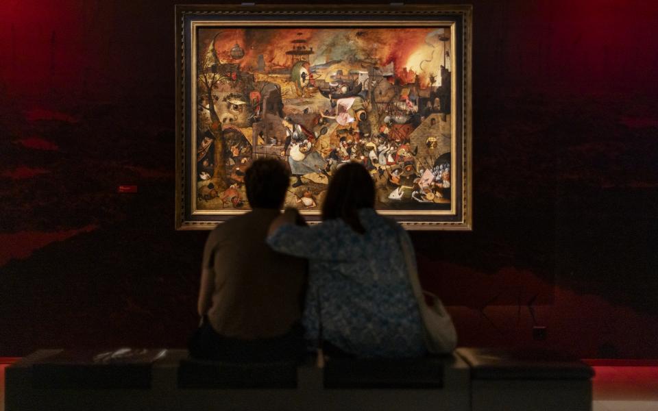 Twee vrouwen kijken naar het schilderij Dulle Griet.