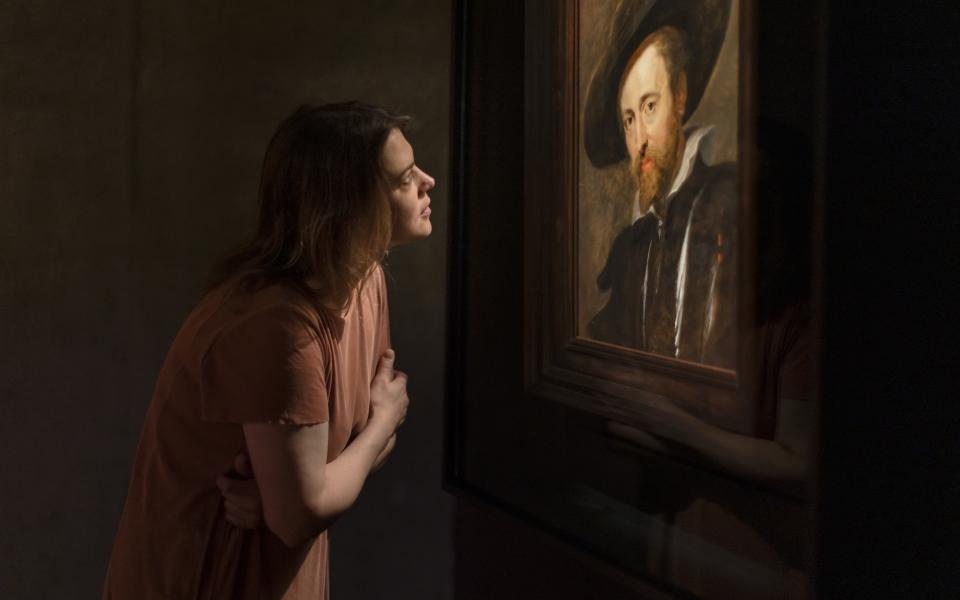 Een vrouw kijkt naar Rubens' Zelfportret