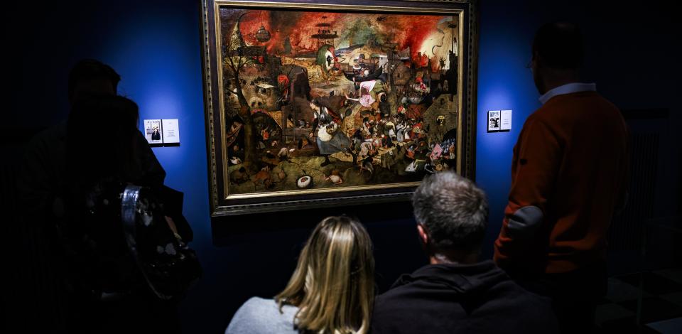 Bezoekers kijken naar het schilderij Dulle Griet van Pieter Bruegel de Oude.