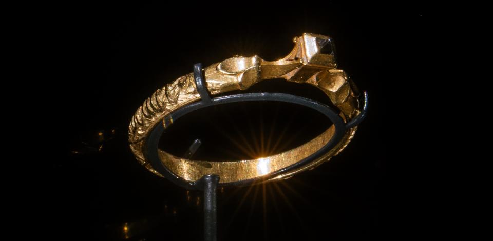 Foto van een eeuwenoude gouden ring met zwarte diamant in piramidevorm. 
