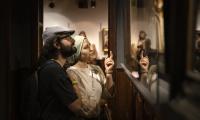 bezoekers in het museum